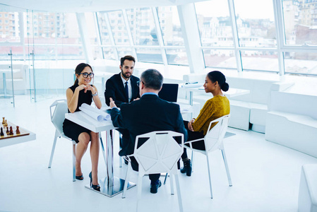 办公休息间的创意火花 职业男女同事的投资咨询讨论